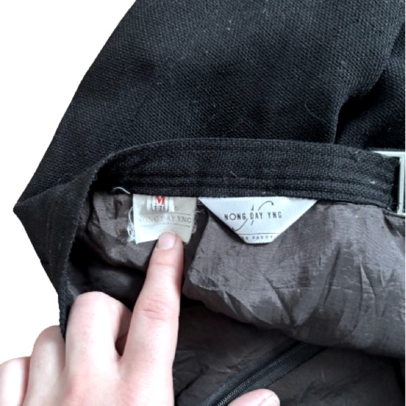 Thrifted vintage black skirt, built-in buckle matching the fabric - Picture 2 of 3